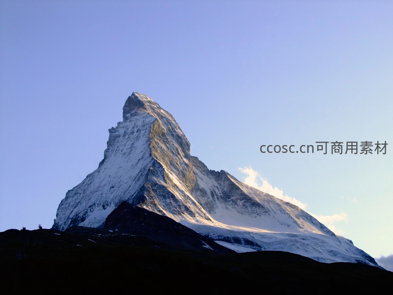 马特洪峰傲立晴空之下