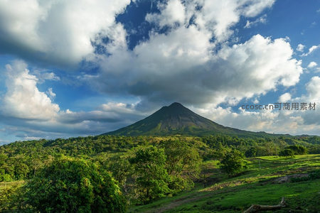 绿意盎然火山锥与蓝天白云
