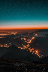俯瞰山谷灯火与璀璨星河