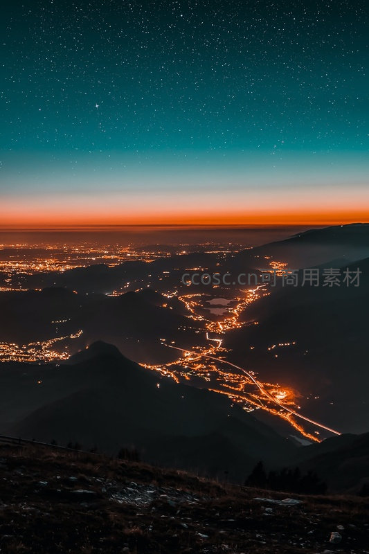 俯瞰山谷灯火与璀璨星河