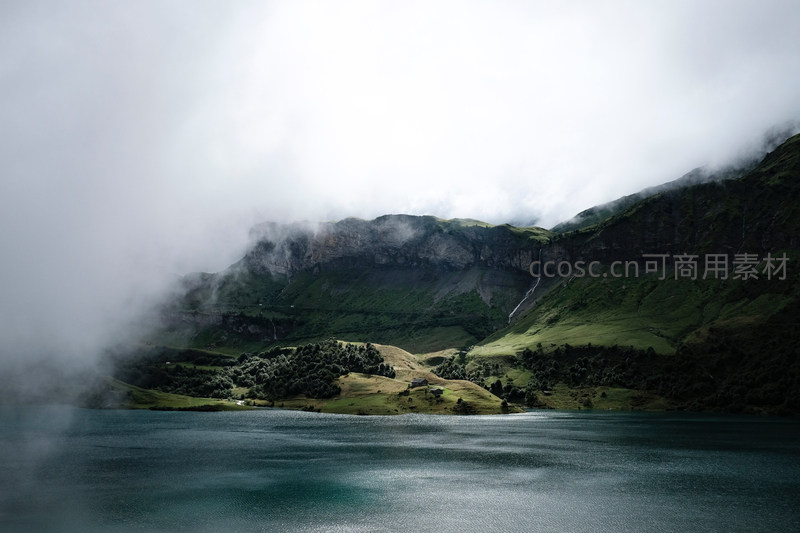 云雾湖畔青山瀑布飞流