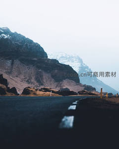 孤寂公路延伸冰川山脚