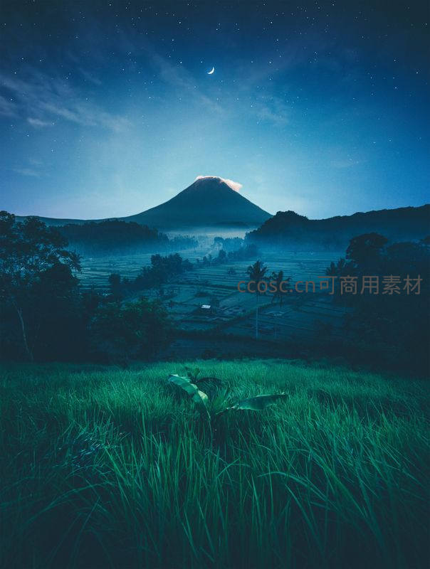 月夜火山下的梯田与星空