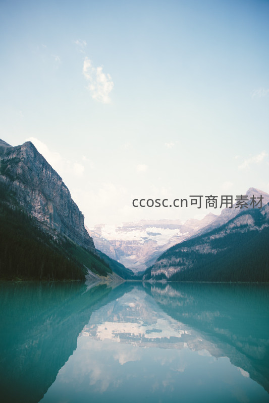 湖光山色倒影如画，静谧悠远