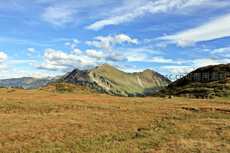 高山草甸与连绵山峦的壮丽景象