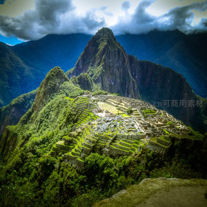 马丘比丘古城在云雾缭绕的山巅之上