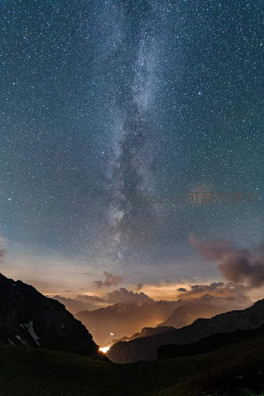 银河横贯夜空下的静谧山谷