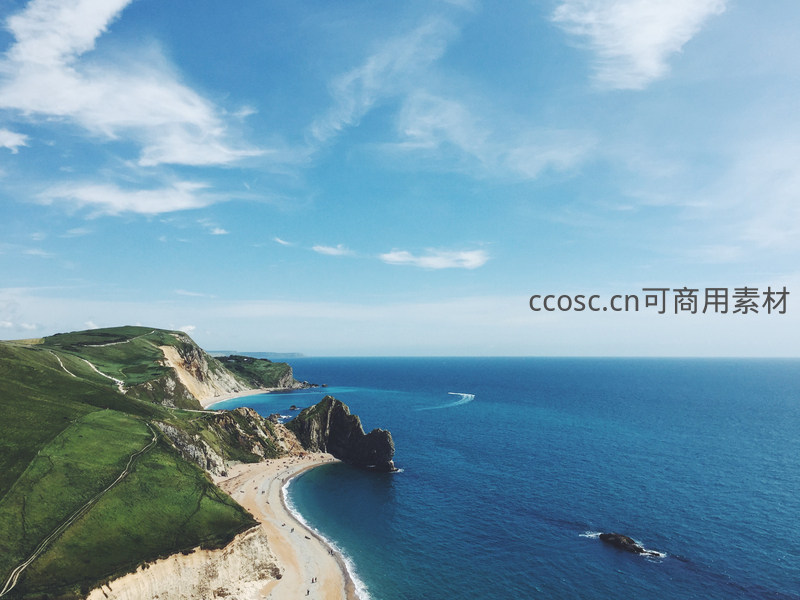 碧海蓝天下的蜿蜒海岸线与沙滩