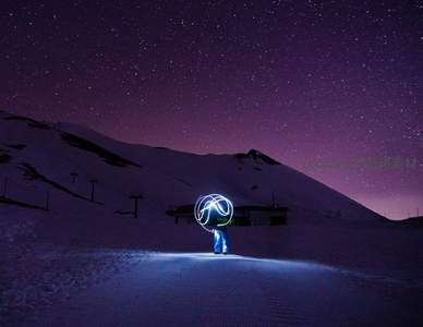 雪夜星穹，光绘人影舞寒空