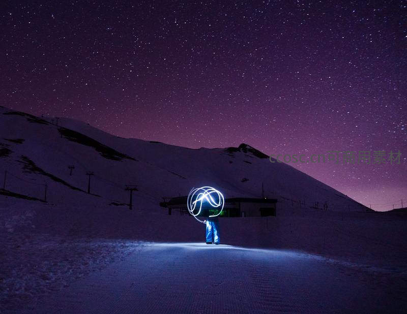 雪夜星穹，光绘人影舞寒空