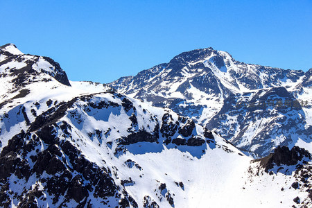 雪峰巍峨耸立，蓝天映衬如画