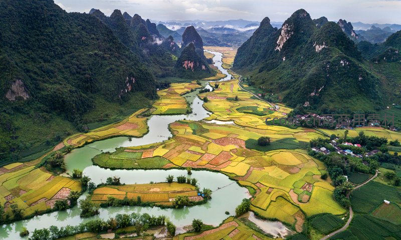 喀斯特田园，河流蜿蜒如画