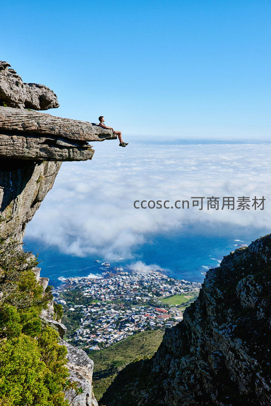 云端之上的悬崖边沉思者