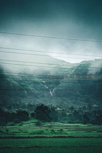 雨后山峦云雾升腾，梯田如画电线横贯