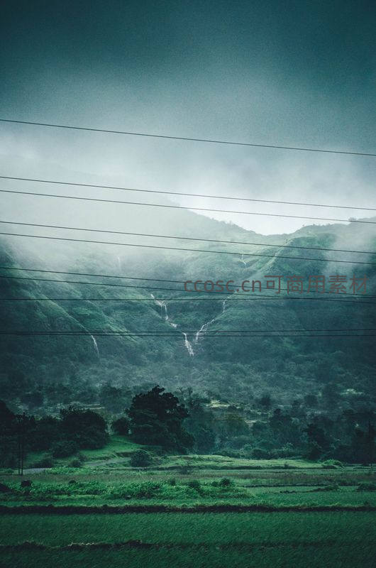 雨后山峦云雾升腾，梯田如画电线横贯