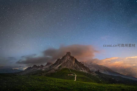 星空下的巍峨山峰与蜿蜒小径