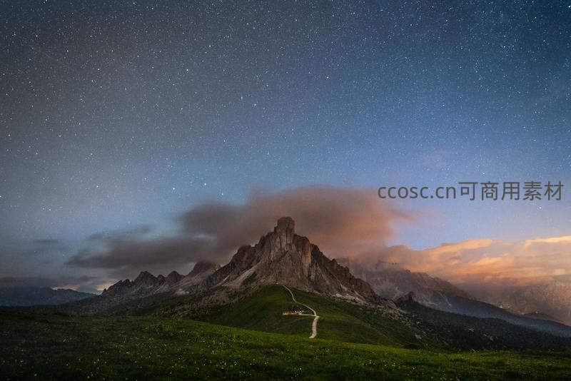 星空下的巍峨山峰与蜿蜒小径