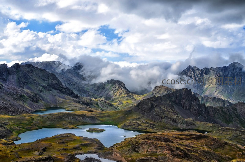 云雾缭绕的高山湖泊风光