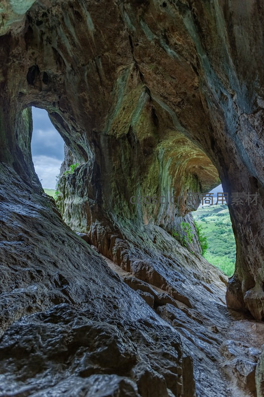 岩洞奇观中的远眺风景