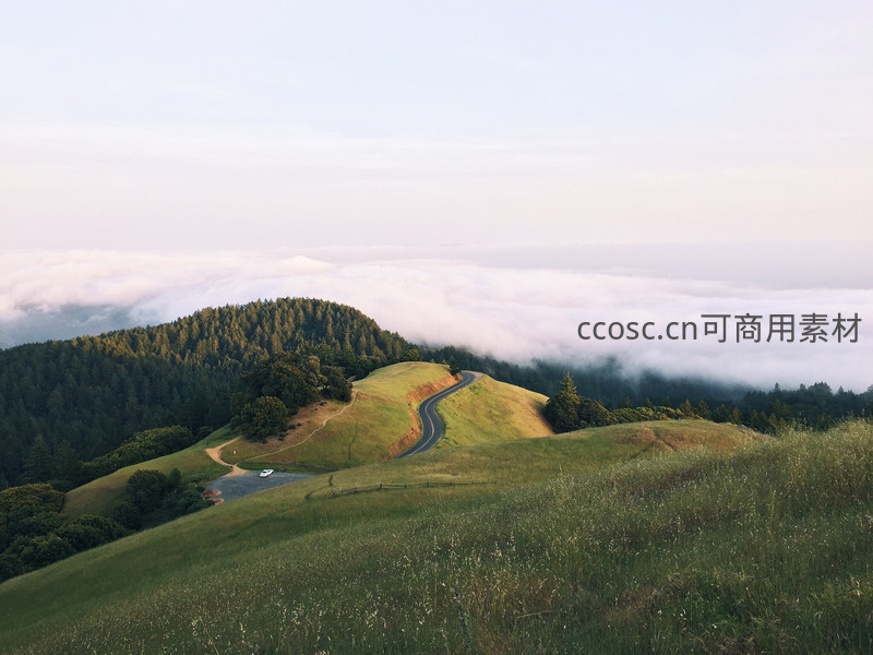云端之上的蜿蜒山路