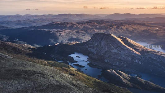 夕阳染金峰峦，湖光山色交相辉映