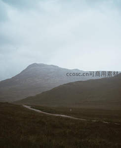 云雾缭绕的荒野山路通向远方山峦