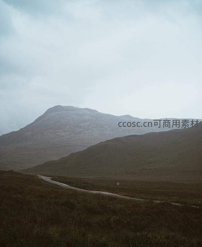 云雾缭绕的荒野山路通向远方山峦