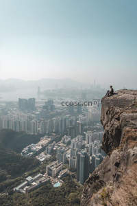 孤影坐崖边俯瞰繁华都市全景