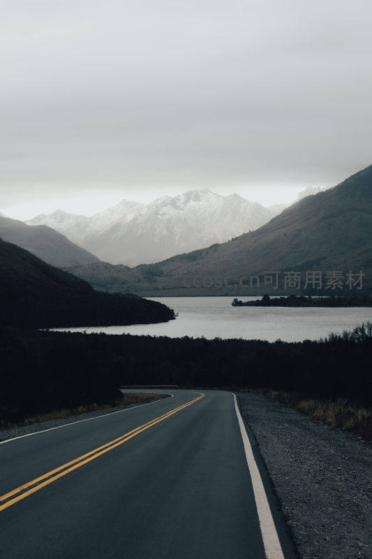 蜿蜒公路穿越湖光山色的宁静之旅
