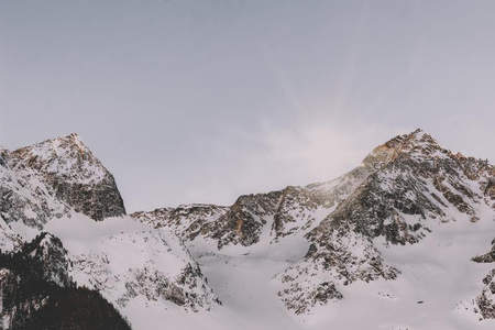 巍峨雪山之巅沐浴在晨曦微光中