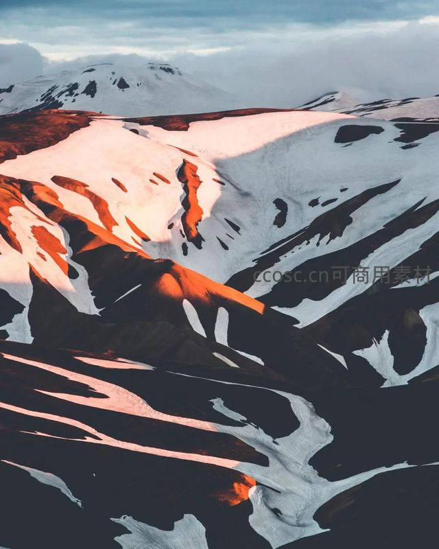 雪覆火山熔岩，光影交织奇景