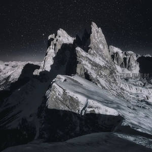 星夜雪峰耸入云，银装素裹耀苍穹