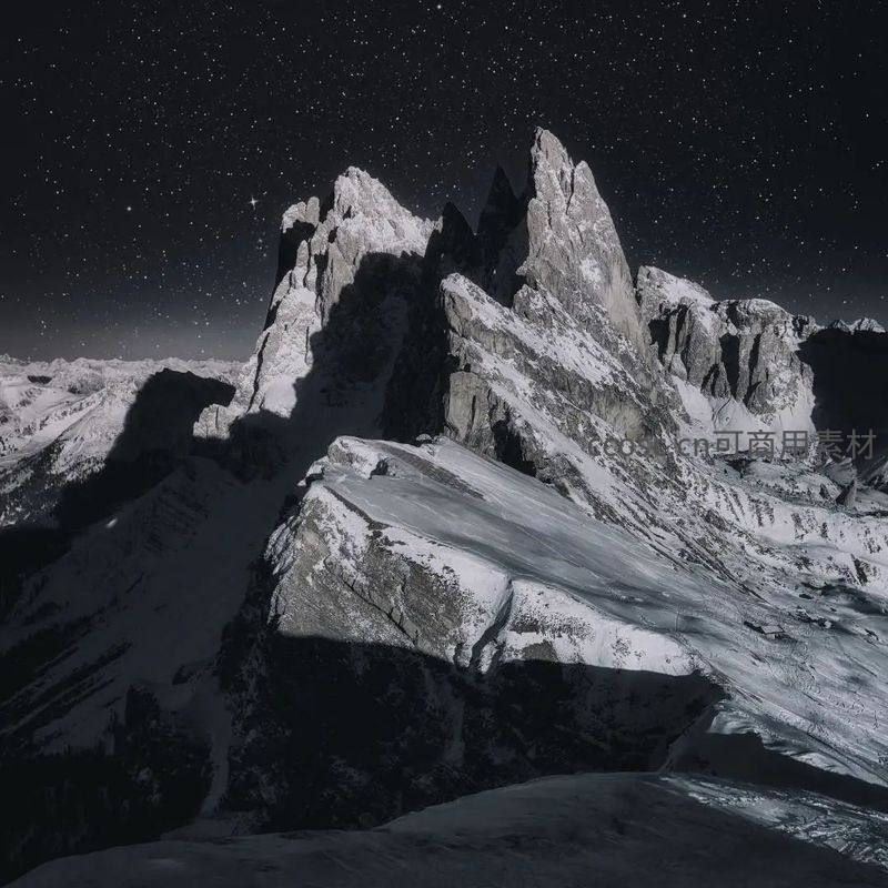 星夜雪峰耸入云，银装素裹耀苍穹