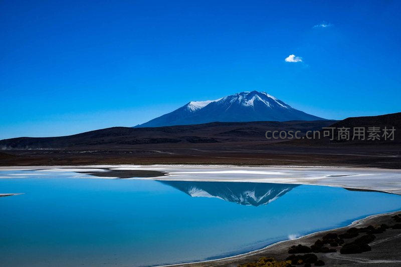 蓝湖映雪峰，天空纯净如洗