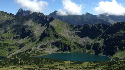 高山湖泊碧如玉，群峰环抱绿意浓