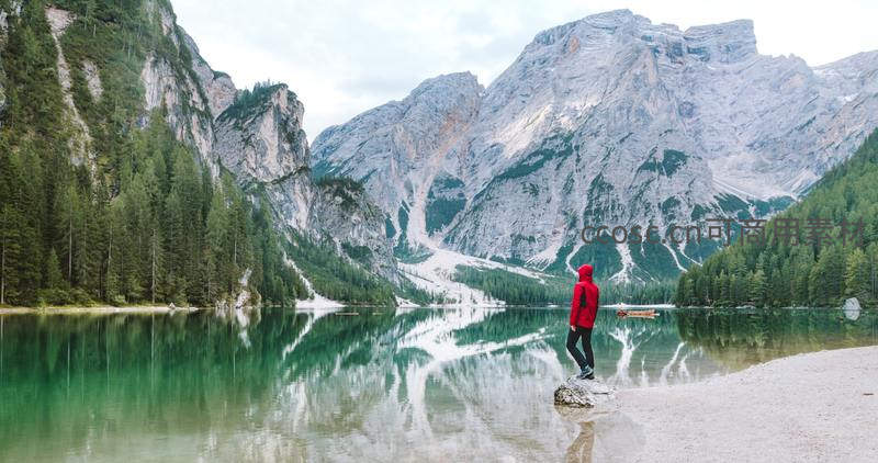 红衣旅者立湖畔，青山倒影共悠然