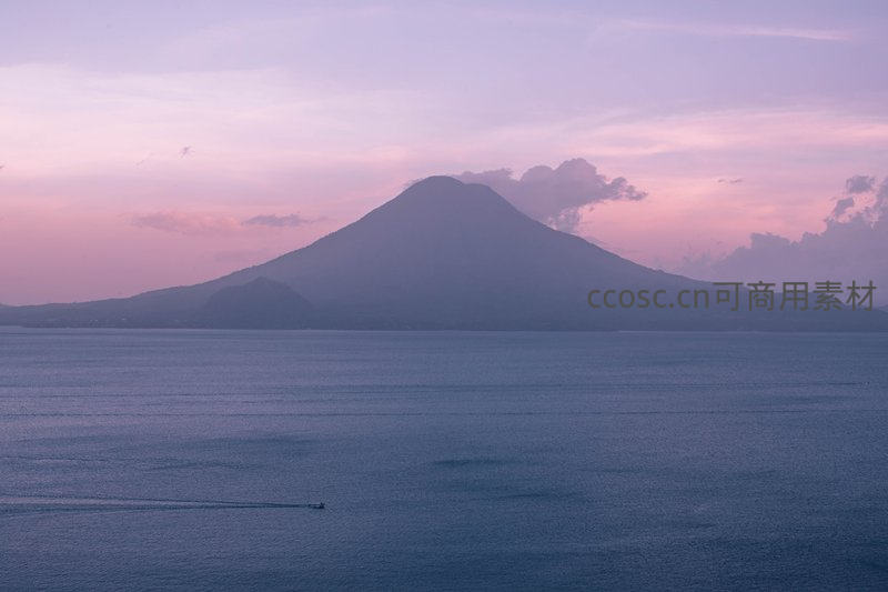 暮色中的火山岛静谧如画