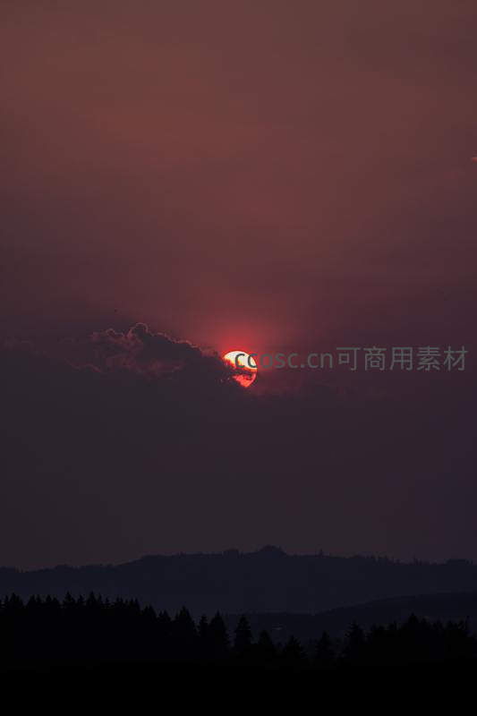 血色残阳沉入远山林海