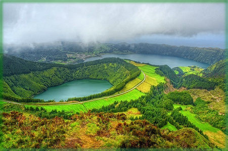 火山湖畔绿野蜿蜒如诗