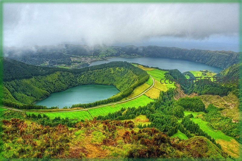火山湖畔绿野蜿蜒如诗