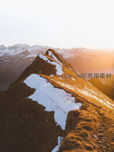 雪线之上，登山者踏峰逐日
