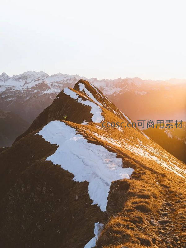 雪线之上，登山者踏峰逐日
