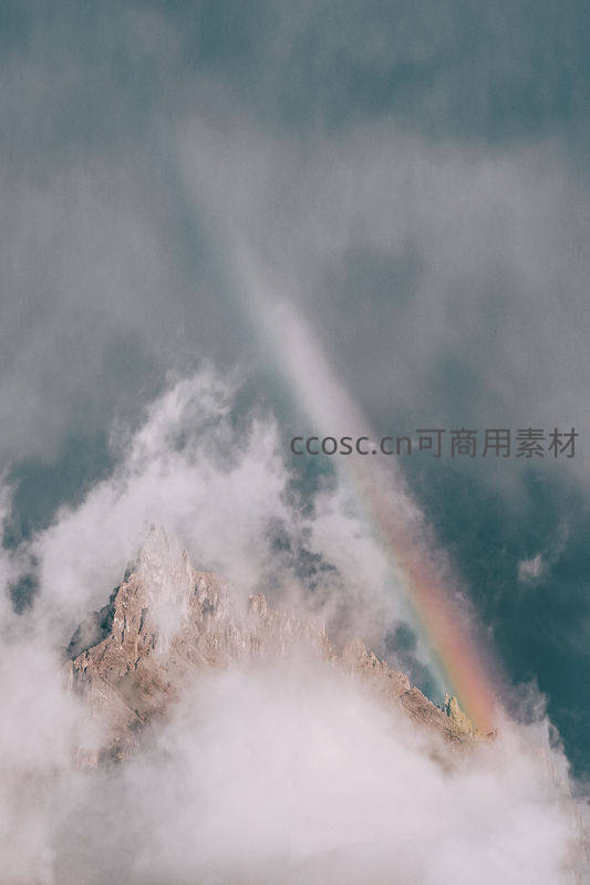 云海彩虹映照险峻山巅