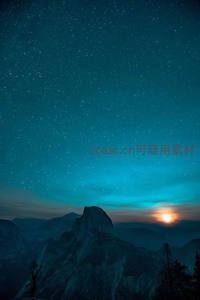 月升时分的半圆山峰