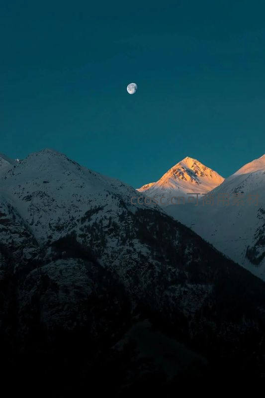 月照雪山峰顶金辉