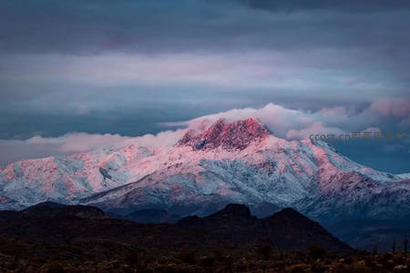 粉霞云海覆雪峰顶