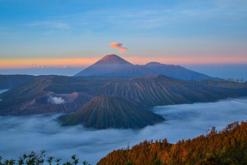 云海缭绕火山群晨曦初现