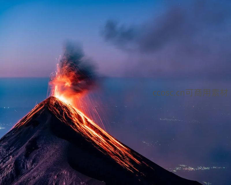 火山喷发熔岩照亮夜空