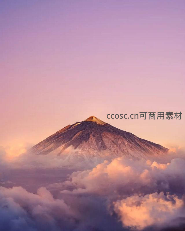 火山之巅破云而出如梦似幻