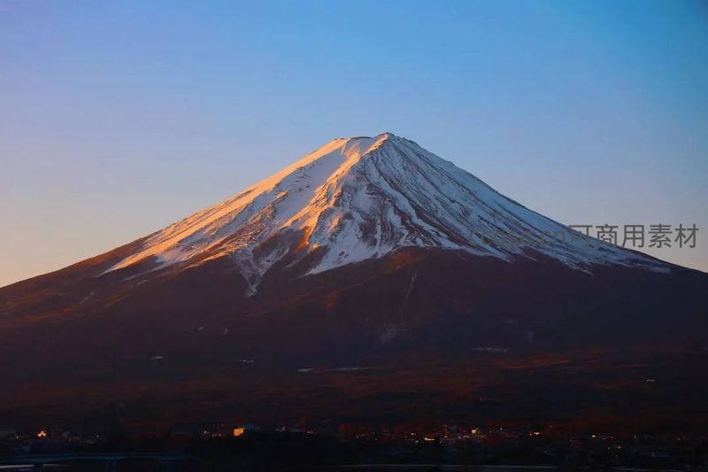 富士山夕照金辉洒满山脊